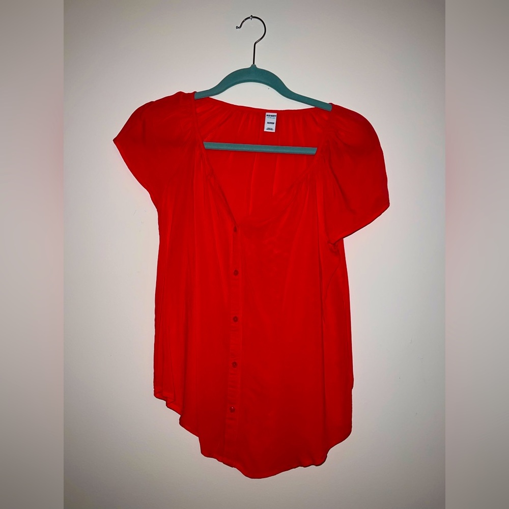 Women’s top bright and beautiful, very comfortable and classy. Like new